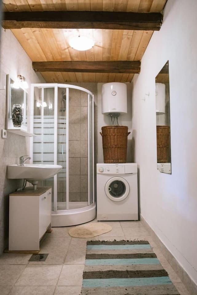 Kamanje Wooden House Near The River Kupa מראה חיצוני תמונה
